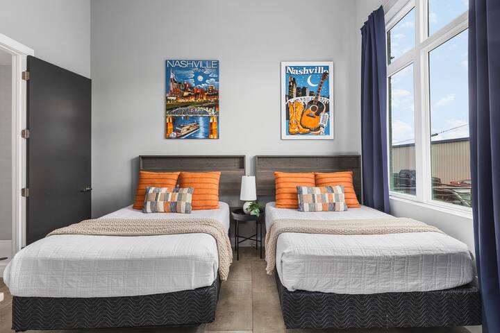 11 Beds, 4 Bedrm, 4 Baths w/ Rooftop Deck & Garage gallery image 4