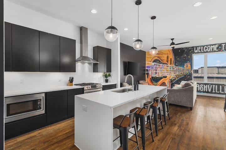 Rooftop Deck & Garage, 2 miles Downtown Broadway