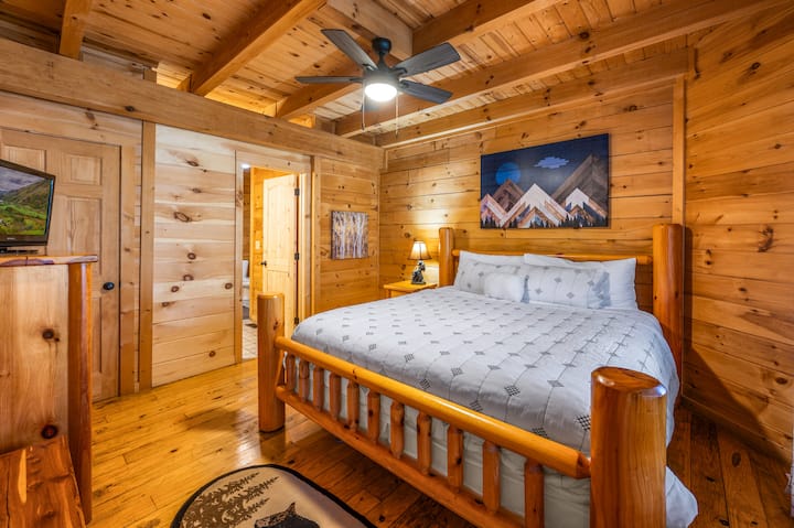 Კინგ ‑ აპარტამენტში, ასევე, არის ტელევიზორი, რომელიც იდეალურია საწოლში ღამის გასატარებლად. 