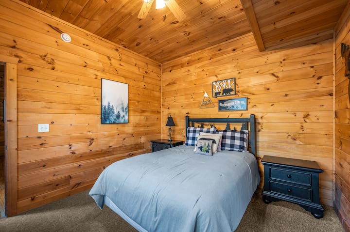 Ხის სახლის ქვედა ნაწილში, ასევე, დგას დედოფლის საძინებელი. 