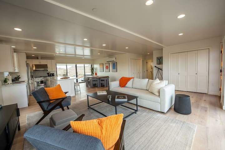 חלל מגורים פתוח עם שפע של מקומות ישיבה נוחים. מושלם ללילה של סרטים או משחקים עם בני משפחה וחברים. 