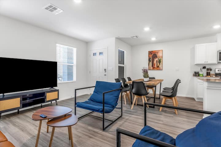 Modern 3br Urban Refuge Near South Point Casino - RiSE Festival