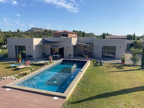 Beautiful villa with pool.