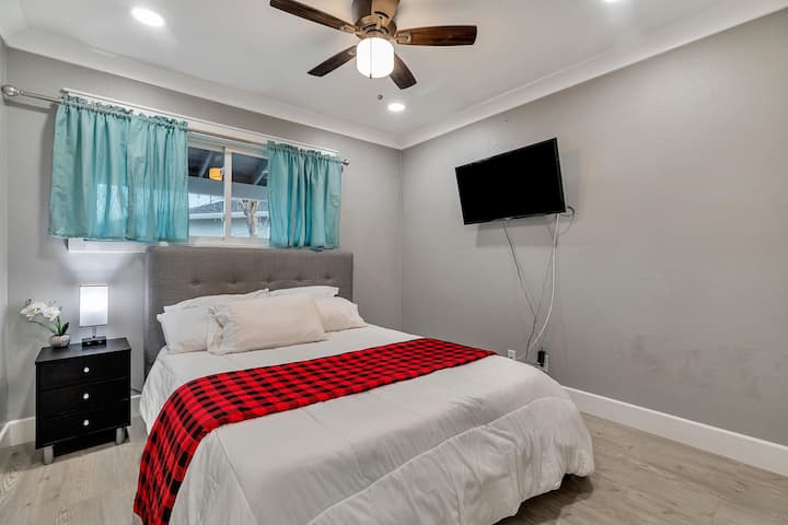 חדר מס '2 - מיטת קווין סייז, שידת לילה, טלוויזיה חכמה.