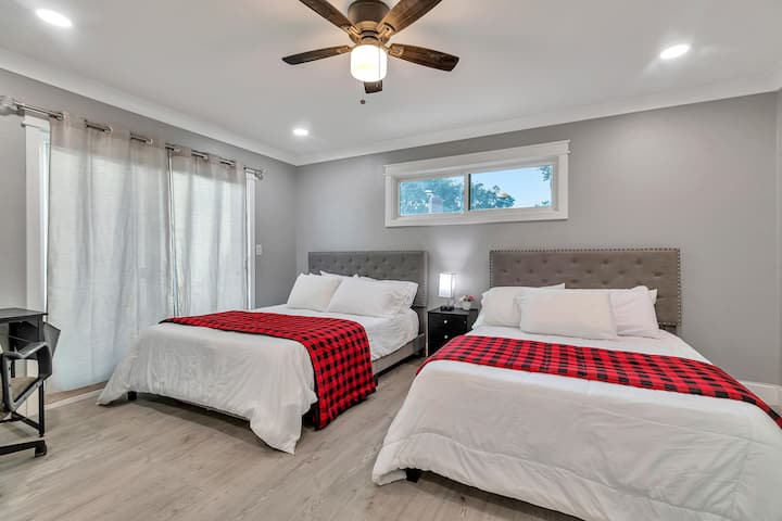 חדר שינה מס '3: חדר רחצה פרטי עם כיור כפול, מיטת קווין סייז אחת, מיטה בגודל מלא, שולחן מחשב, כיסא עבודה, טלוויזיה חכמה.