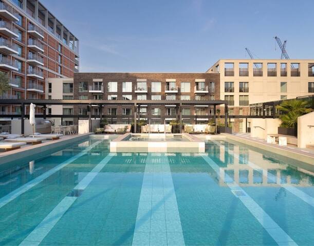 Stunning 3 Bed in Battersea w/ Pool, Gym & Rooftop