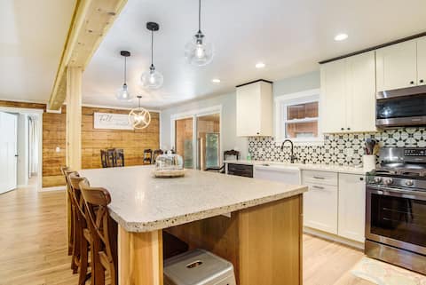 Modern gathering home w hot tub