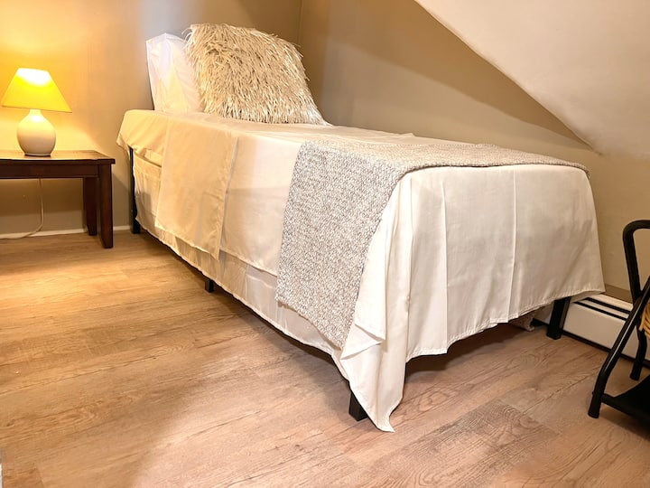 La habitación está diseñada para una sola persona. Esta habitación es agradable y acogedora. No hay ventanas. Hay un ventilador disponible con el dormitorio.