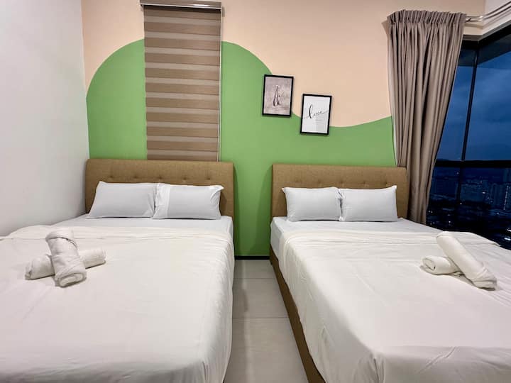 Hoofdslaapkamer: 2 queensize bedden  (aangrenzende badkamer) 
