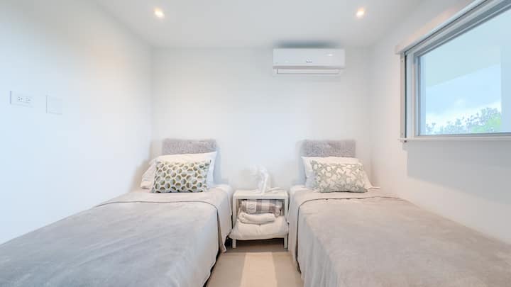 ห้องนอนที่สองรองรับผู้เข้าพักได้สูงสุด 2 คนบนเตียงแฝดที่อบอุ่น 2 เตียงและมีเครื่องปรับอากาศพื้นที่ตู้เสื้อผ้าวิวที่น่าตื่นตาตื่นใจของป่าฝนแห่งชาติ El Yunque และม่านบังแดด