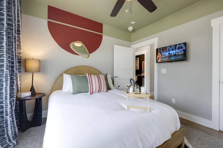 Საძინებელი 1, რომელშიც არის საწოლი „Queen“, დიდი ამაოება, რომელიც აღჭურვილია გონიერი სარკით მოსამზადებლად და ბრტყელეკრანიანი სმარტ-ტელევიზორით, რომელიც აღჭურვილია ძირითადი სააბაზანოთი.