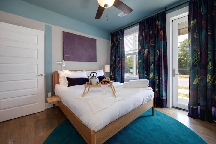 Მე-3 საძინებელში არის საწოლი „Queen“ ჩაშენებული ვანა-ტუალეტით, ბრტყელეკრანიანი სმარტ-ტელევიზორითა და სააბაზანოთი.