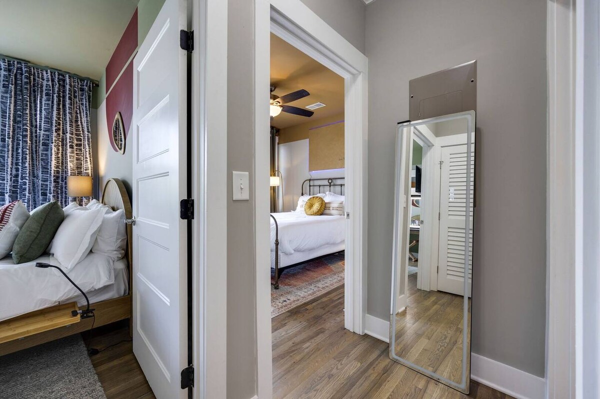 مدخل يطل على غرفتي النوم الأولى والثانية مع مرآة ذكية كاملة الحجم في نهاية القاعة.