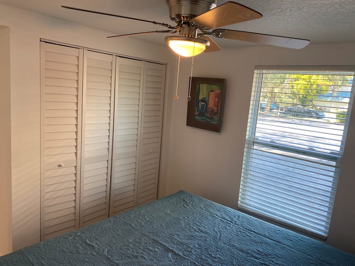 تحتوي غرفة النوم الأخيرة على خزانة بعرض 6 أقدام مع رفوف سلكية وشماعات ومجموعة من الأدراج ومناشف الشاطئ وكرسيين على طراز الملعب