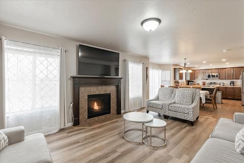 Homestead Haven | Sleeps 14 | 2 Car Garage