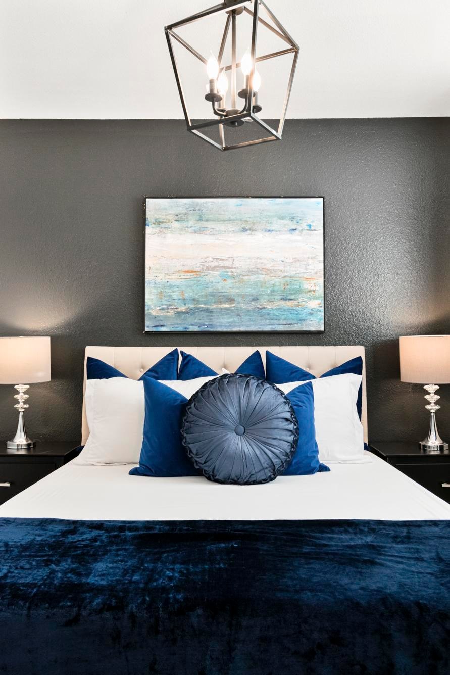 Slaapkamer met queensize matras en tv 