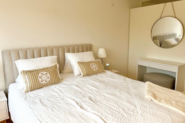 Schlafzimmer mit Schmink- oder Schreibtisch