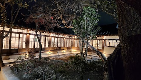 Hotel Host (Hanok private house, standard 4 people, additional 2 people)