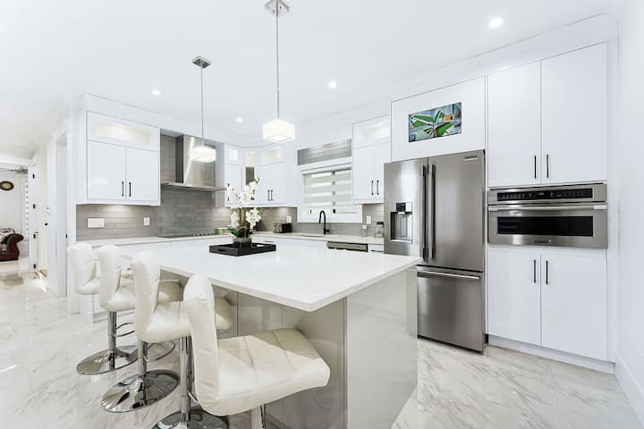 The Burlow | 4BR Family Home | Near Hwy & Golf