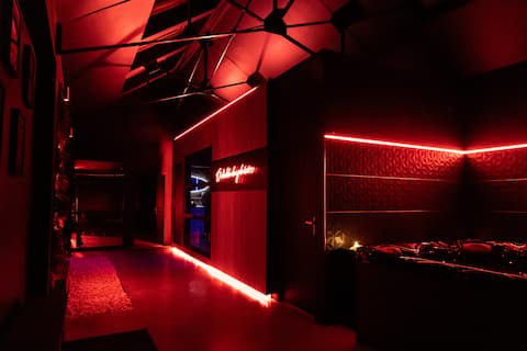Loveroom O devil of pleasures with a hot tub