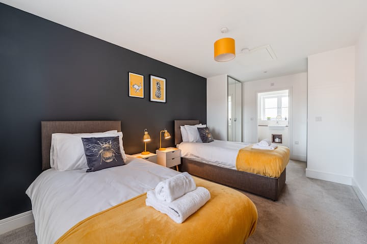 1号卧室带套房-此房间可配置为1张超大双人床或2张单人床（ 6英尺6英寸）