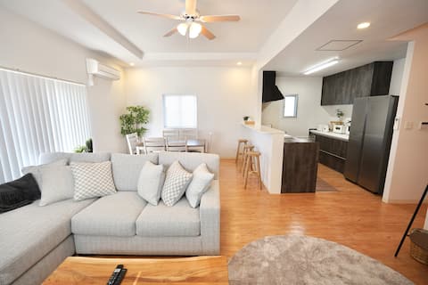 Popular Yomitan Village [Entire house rental] Spacious accommodation ideal for family trips, close t