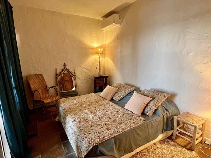 Საძინებელი 1 - ძირითადი დონე (გადაჰყურებს მისაღებ ოთახს)