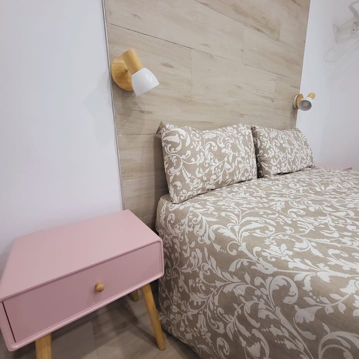 Მყუდრო საძინებელი ორადგილიანი საწოლით, მოდუნებული მეხსიერების ლეიბითა და მინიმალისტური დეკორით.