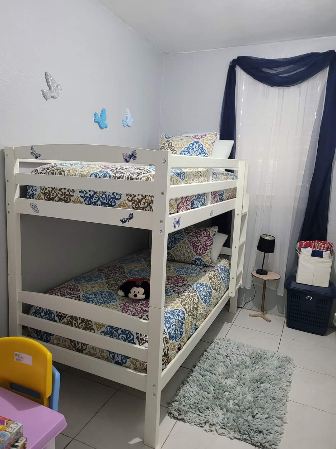 ESCRITORIO PARA NIÑOS Y JUGUETES EN LAS LITERAS DEL TERCER DORMITORIO.