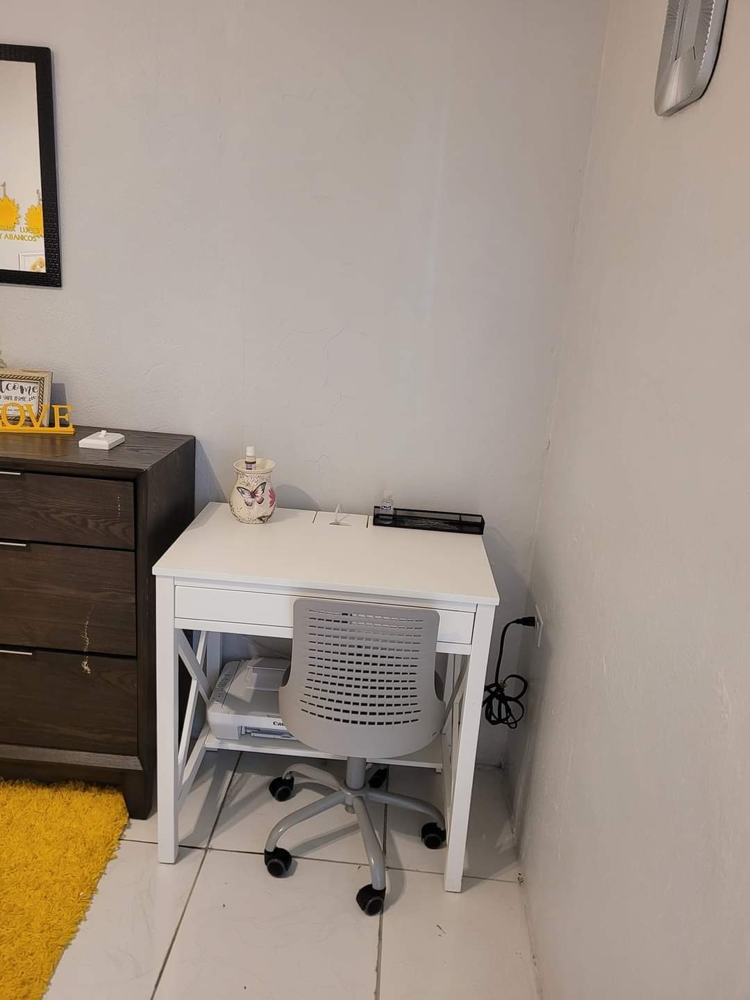 ÁREA DE ESCRITORIO Y SILLA PARA TRABAJAR