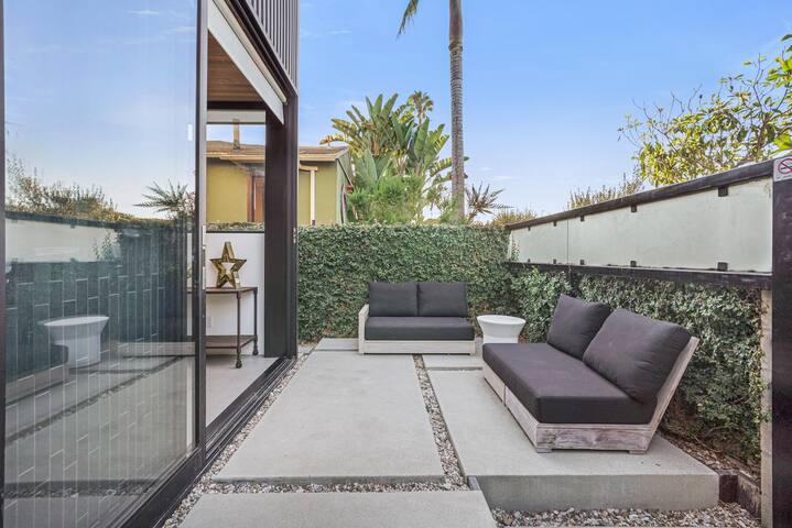 Venice Gorgeous Beach House, 3 min from the beach! gallery image 2