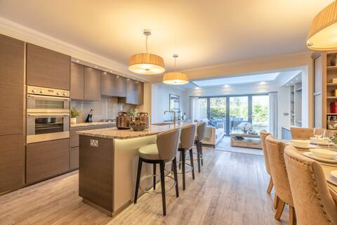 Elegant 4-Bed Home|Private Garden|Parking