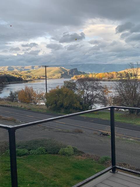 Riverhouse on the Snake