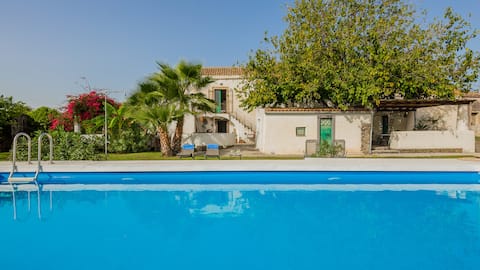 Villa Dogana, country house with pool and sea view