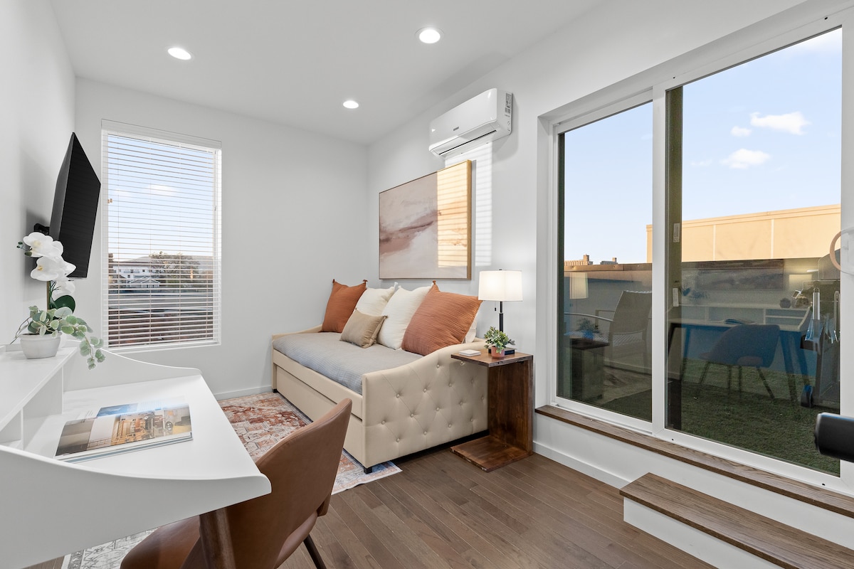 تحتوي الشقة العلوية في الطابق الثالث على سرير نهاري وتلفزيون ذكي ومكتب.