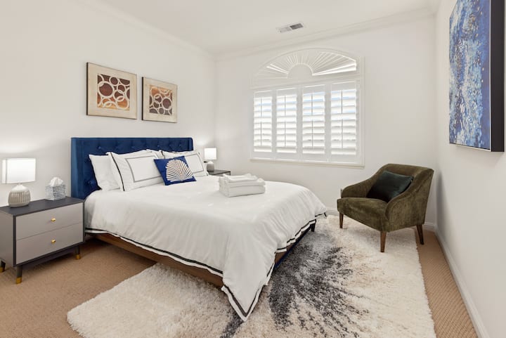 تحتوي غرفة النوم رقم 4 على سرير بحجم كوين مع مرتبة رغوية 