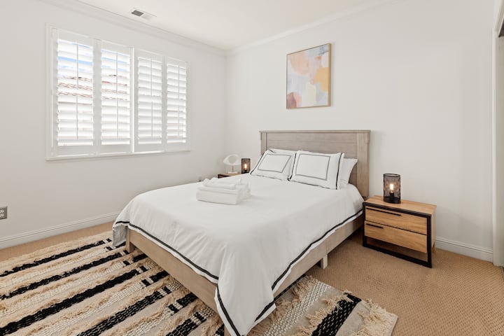 تحتوي غرفة النوم رقم2 على سرير بحجم كبير مع مرتبة فوم 