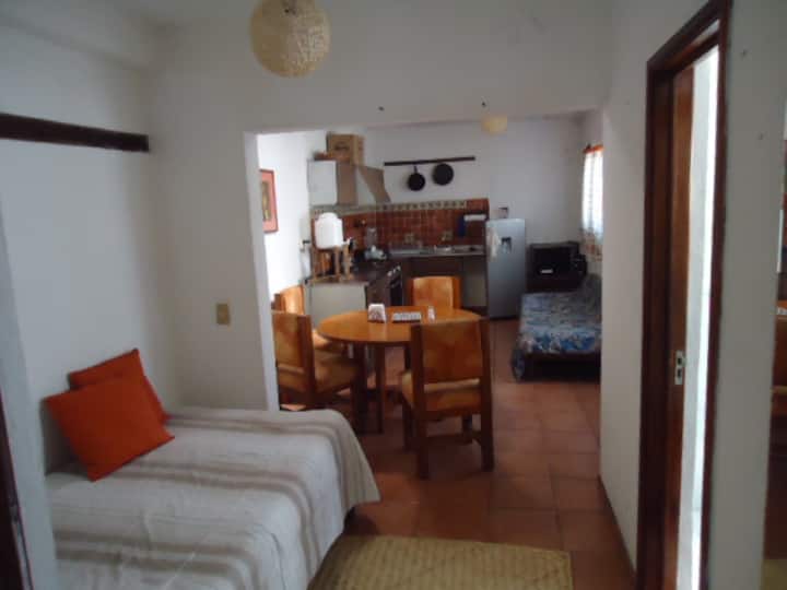 Ერთადგილიანი საწოლი სააბაზანოს წინ.