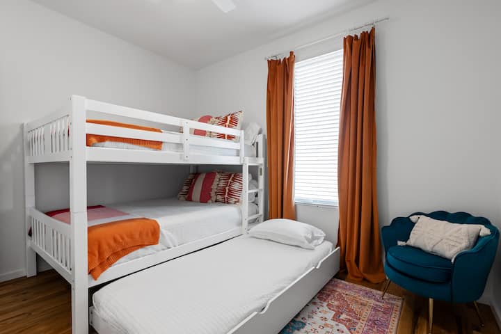 Tu je i pomoćni krevet koji se izvlači za ukupno 5 osoba u ovoj sobi.