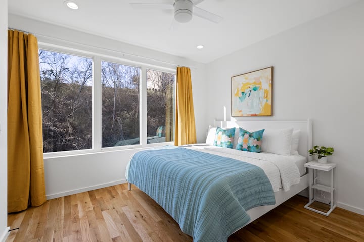 Uživajte u bračnom krevetu i zamračite zavjese za spavanje.