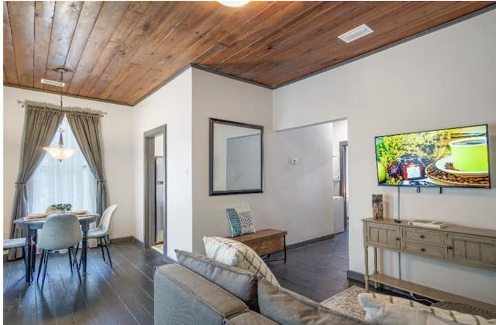 Cute Upstairs 2bed/1ba Apt Near D'town Mobile, Al - モビール, AL