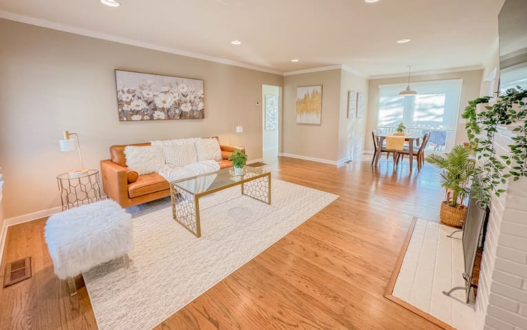 Sunlit 2B1B house w/ Deck & Garden on Belmont hill