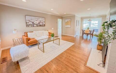 Sunlit 2B1B - Newly renovated, Deck, Garden & View