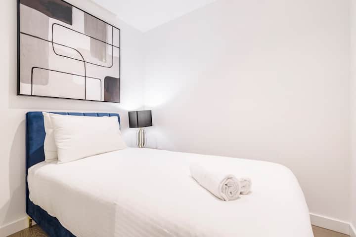 הערה! בחדר הזה אין דלת. היא קרובה לכניסה ונפרדת מהסלון ומחדר השינה השני.