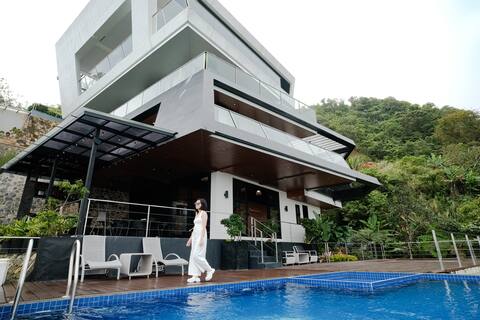 Luxury Nature Lounge w/ Mountain View and Pool