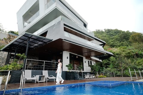 Luxury Nature Lounge w/ Mountain View and Pool