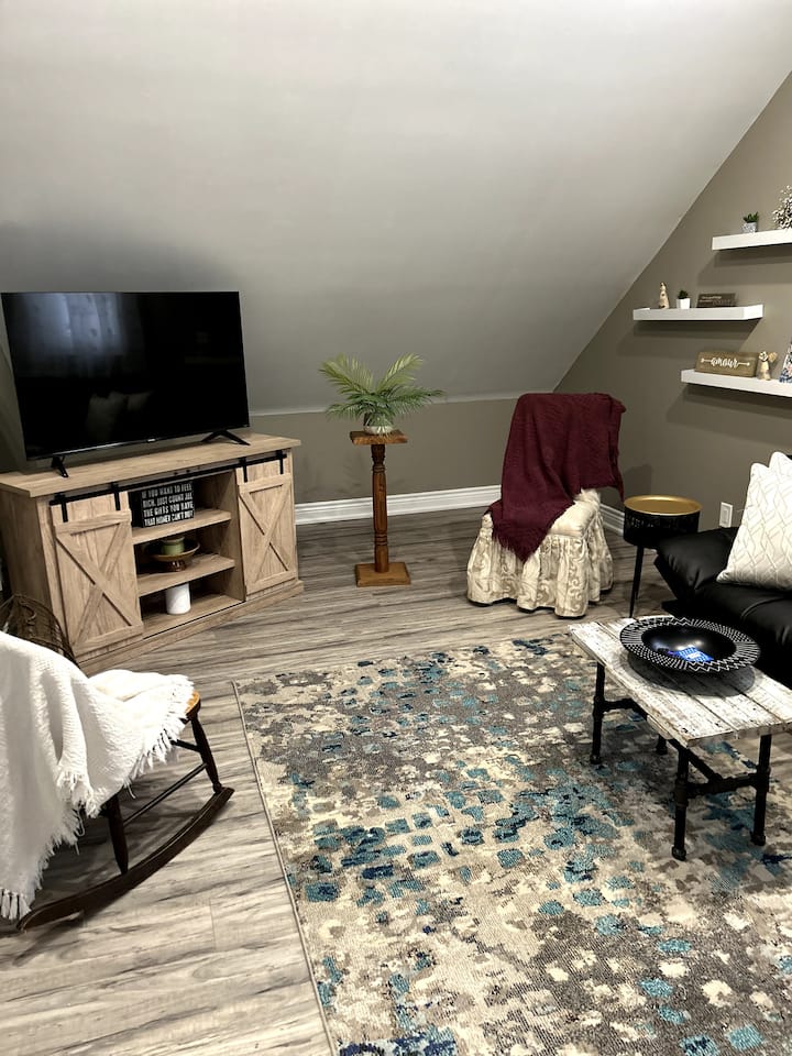 Upstairs Oasis - Chatham-Kent