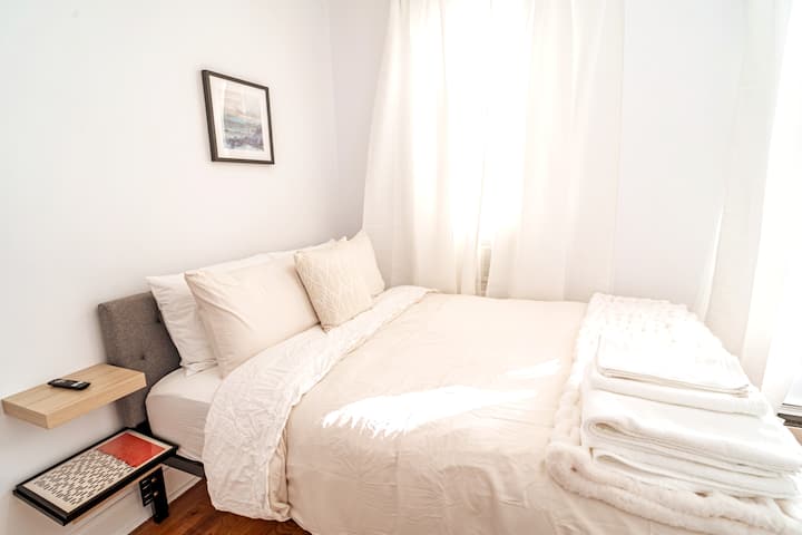 El espacioso segundo dormitorio ofrece cama tamaño queen de espuma viscoelástica, TV inteligente y armario.