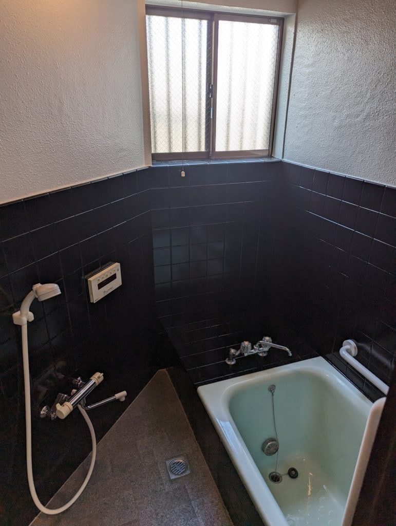 お風呂も、他の部屋と合わせて、壁を黒に塗り直しています。