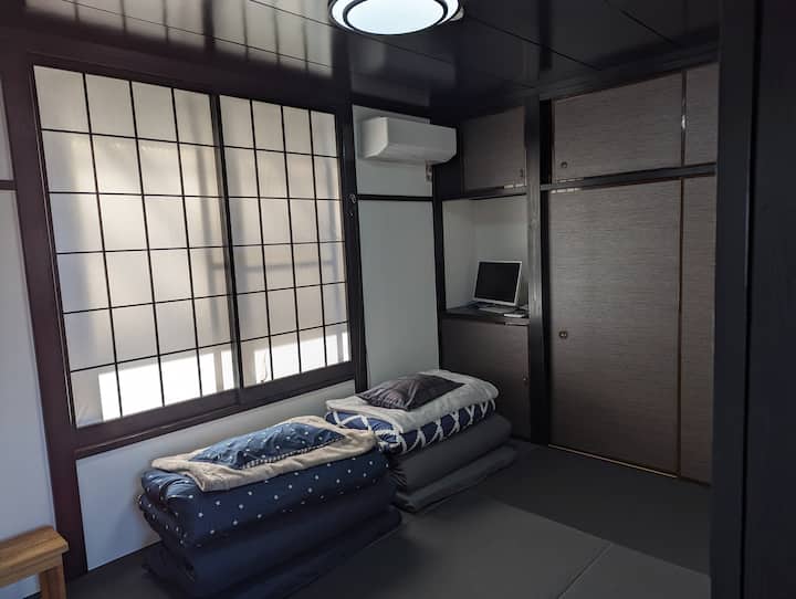 Собата во јапонски стил на вториот кат исто така беше шик.